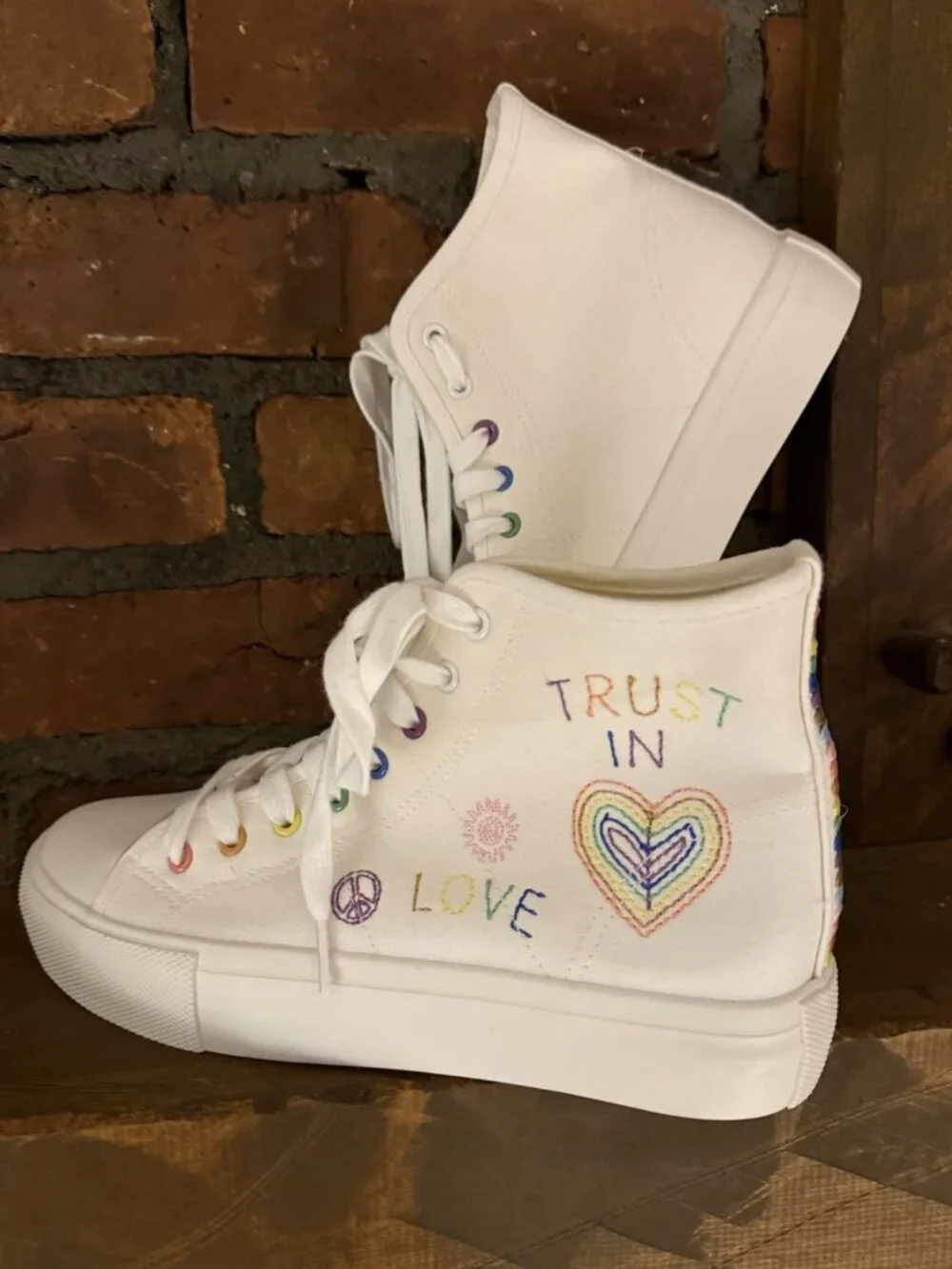 NEW American Eagle Sneakers Pride Rainbow High Top, Size 8